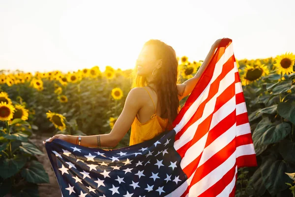Vacker Flicka Hatt Med Den Amerikanska Flaggan Ett Solrosfält Fjärde — Stockfoto