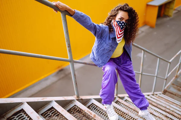 Street Dansare Snygga Kläder Med Amerikansk Bandana Dans Och Visar — Stockfoto