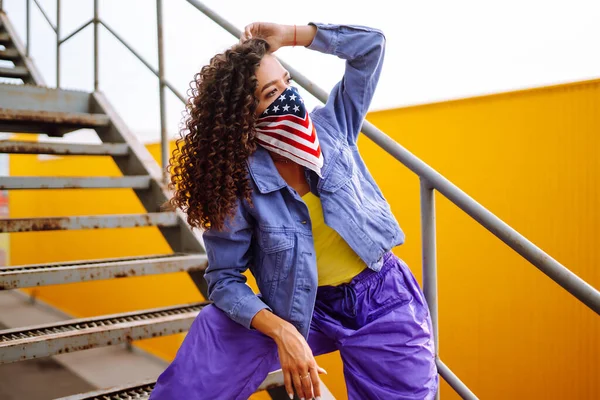 Dançarina Rua Roupas Elegantes Com Bandana Americana Dançando Mostrando Alguns — Fotografia de Stock