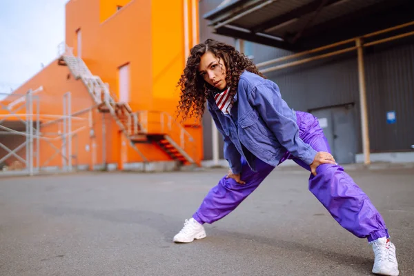 Street Dansare Snygga Kläder Dans Och Visar Några Drag Idé — Stockfoto