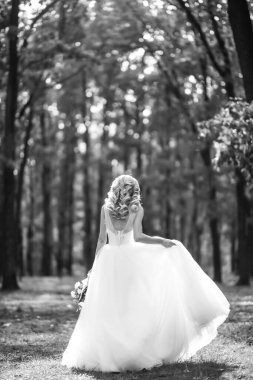 Parkta yürüyüş için güzel gelinin siyah beyaz portresi. Düğün günü. Evlilikten. Moda Gelini.