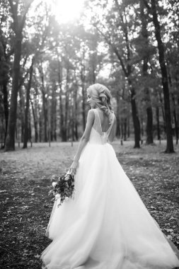 Parkta yürüyüş için güzel gelinin siyah beyaz portresi. Düğün günü. Evlilikten. Moda Gelini.