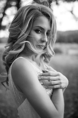 Parkta yürüyüş için güzel gelinin siyah beyaz portresi. Düğün günü. Evlilikten. Moda Gelini.