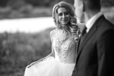 Parktaki güzel bir çiftin siyah beyaz portresi. Düğün günü. Evlilik..