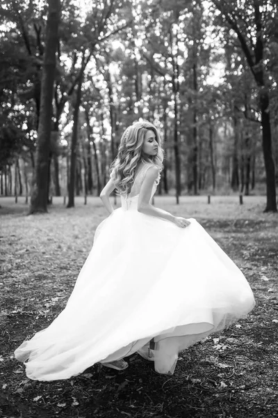 在公园里散步的漂亮新娘的黑白画像 婚礼当天 时尚新娘 — 图库照片