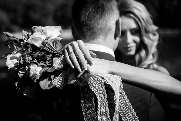 Retrato Blanco Negro Una Hermosa Pareja Novios Parque Día Boda — Foto de Stock