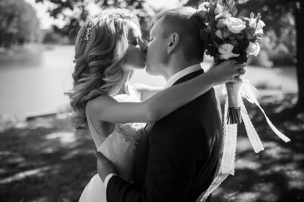 公园里美丽的新婚夫妇的黑白画像 婚礼当天 — 图库照片