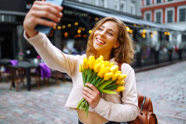 Hora Selfie Jovem Posando Rua Com Flores Amarelas Mulher Bonita — Fotografia de Stock