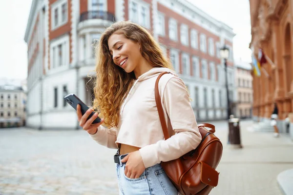 Mensajería Una Joven Teléfono Exterior Hermosa Mujer Sonríe Sinceramente Camina —  Fotos de Stock