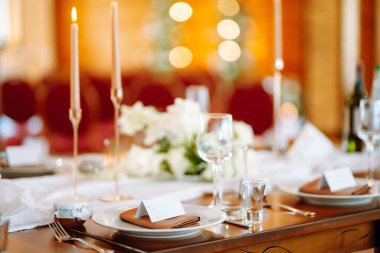 Düğün ve şenlikli bir ziyafet masası. Düğün, doğum günü, parti, etkinlik konsepti.