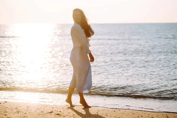 Genç Bir Kadın Deniz Kıyısında Yürüyor Kız Sihirli Gün Doğumuna — Stok fotoğraf