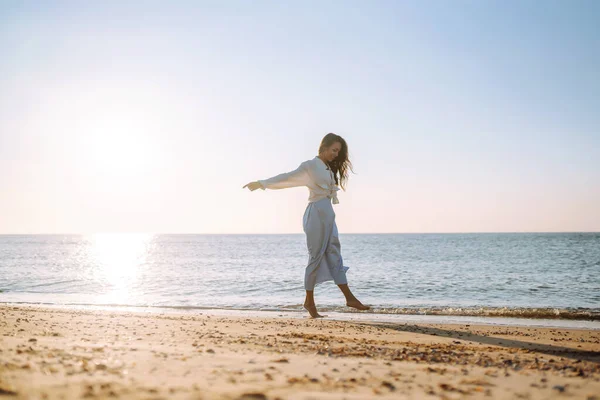 Mladá Žena Kráčí Podél Pobřeží Dívka Dívá Kouzelný Východ Slunce — Stock fotografie