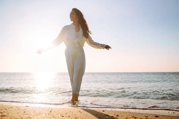 Jovem Mulher Caminha Longo Praia Menina Olha Para Nascer Sol — Fotografia de Stock