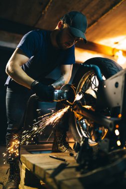 Spanners. Çeşitli spreyler. İngiliz anahtarı araç gereçleri.