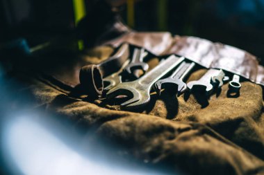 Spanners. Çeşitli spreyler. İngiliz anahtarı araç gereçleri.