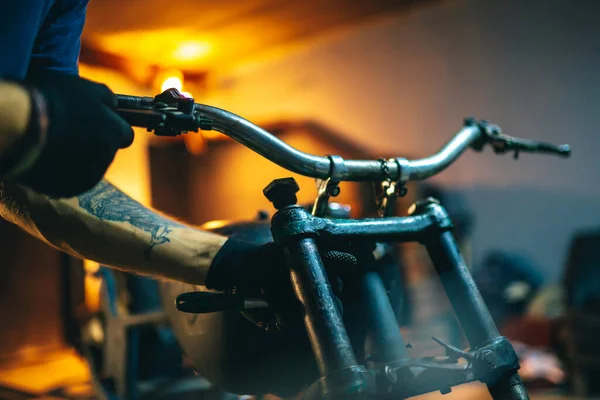Réparation Moto Jeune Homme Réparant Moto Dans Garage Mécanique Fixation — Photo