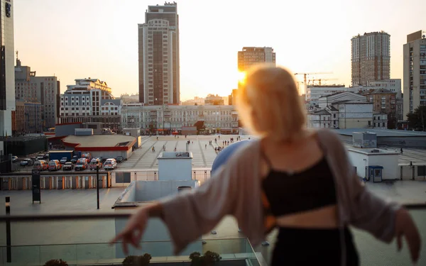 Giovane Donna Posa Sul Tetto Splendida Vista Della Città Dal — Foto Stock