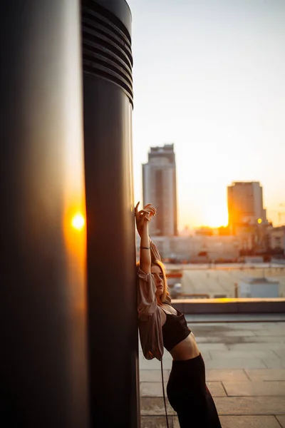 屋根の上にポーズをとる若い女性は 屋根から街の素晴らしい景色 ライフスタイル リラクゼーションの概念 ファッション スタイルのコンセプト — ストック写真