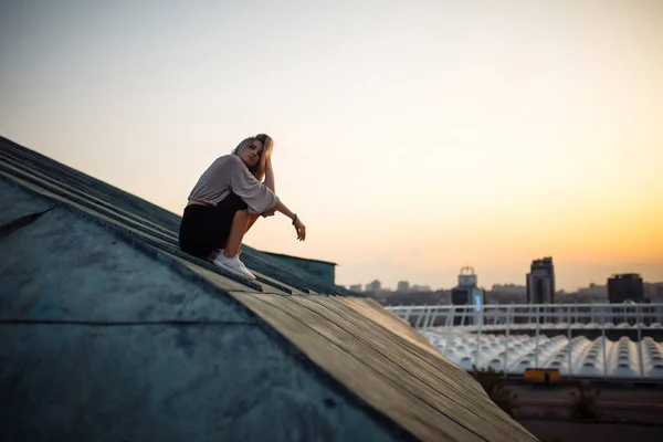 Giovane Donna Posa Sul Tetto Tramonto Atmosfera Città Della Libertà — Foto Stock