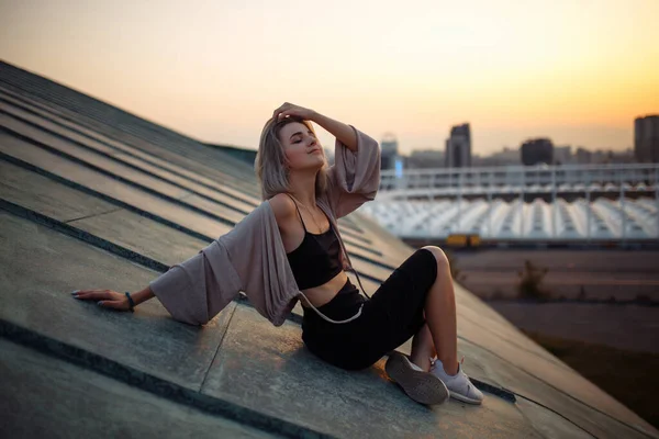 Jonge Vrouw Poseert Het Dak Bij Zonsondergang Vrijheid Stad Sfeer — Stockfoto