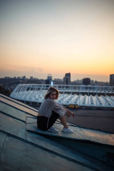 Giovane Donna Posa Sul Tetto Tramonto Atmosfera Città Della Libertà — Foto Stock