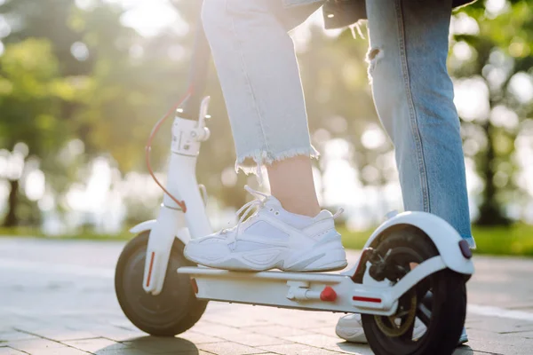 Nogi Kobiety Jadącej Elektrycznym Hulajnodze Koncepcja Transportu Ekologicznego — Zdjęcie stockowe