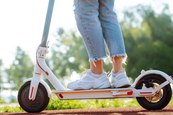 Beine Einer Frau Die Elektro Tretroller Fährt Ökologisches Verkehrskonzept — Stockfoto