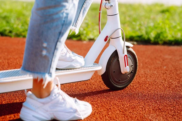 電動キックスクーターに乗る女性の足 生態交通の概念 — ストック写真