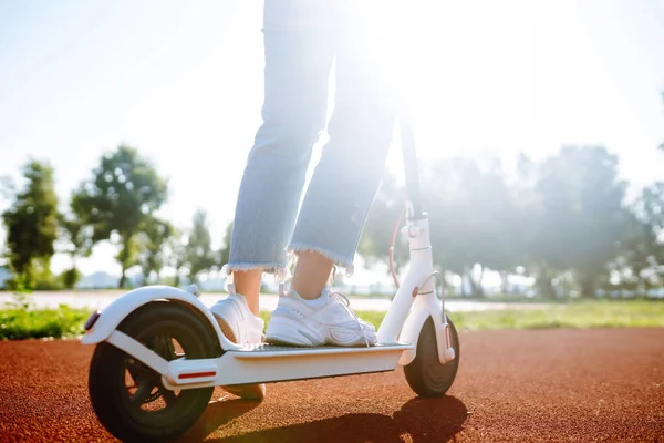 Pernas Mulher Montando Scooter Pontapé Elétrico Conceito Transporte Ecológico — Fotografia de Stock