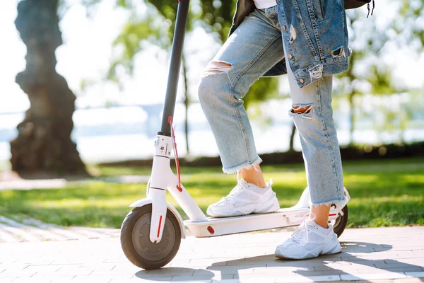 Beine Einer Frau Die Elektro Tretroller Fährt Ökologisches Verkehrskonzept — Stockfoto