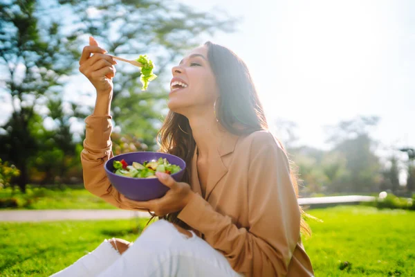 Portrait Smiling Woman Eating Salad Outdoor Sunny Day Healthy Lifestyle — Stock Photo, Image