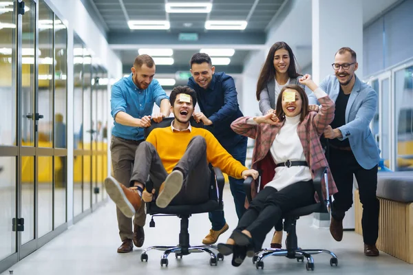 Jóvenes Empresarios Alegres Corriendo Sillas Oficina Riendo Actividad Divertida Celebrando —  Fotos de Stock