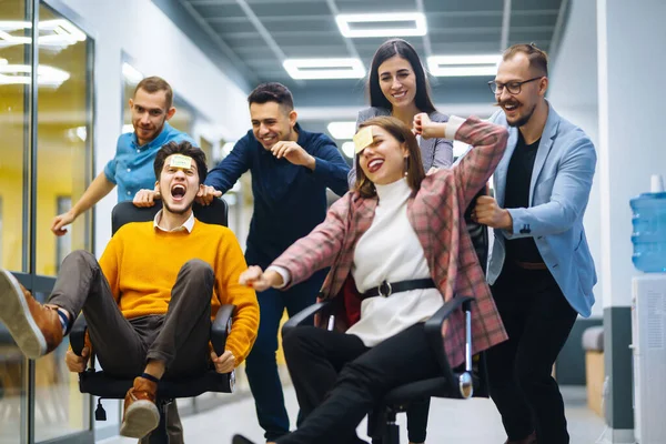 Jóvenes Empresarios Alegres Corriendo Sillas Oficina Riendo Actividad Divertida Celebrando —  Fotos de Stock