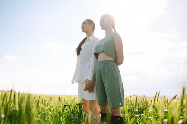 Две Модные Женщины Зеленом Поле Свобода Передвижения Летний Пейзаж — стоковое фото