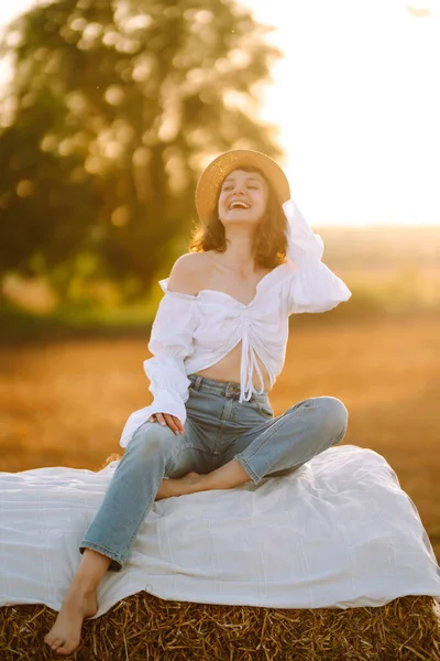 Happy Woman Haystack Sunset Fashion Concept Nature Vacation Relax Lifestyle — Stockfoto