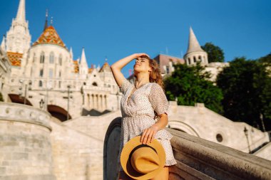 Kalenin arka planında poz veren güzel genç bir kadın. Turizm, rahatlama, gençlik, doğa.
