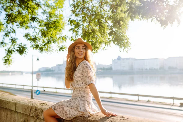 Una Hermosa Joven Camina Por Terraplén Turismo Relax Juventud Naturaleza — Foto de Stock