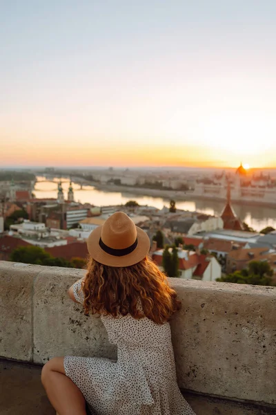 Young Female Tourist Enjoys View City Sunset Back View Lifestyle — Foto de Stock