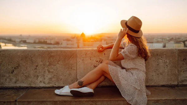 Joven Turista Disfruta Vista Ciudad Atardecer Vista Trasera Estilo Vida — Foto de Stock