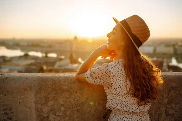 Young Female Tourist Enjoys View City Sunset Back View Lifestyle — Foto de Stock