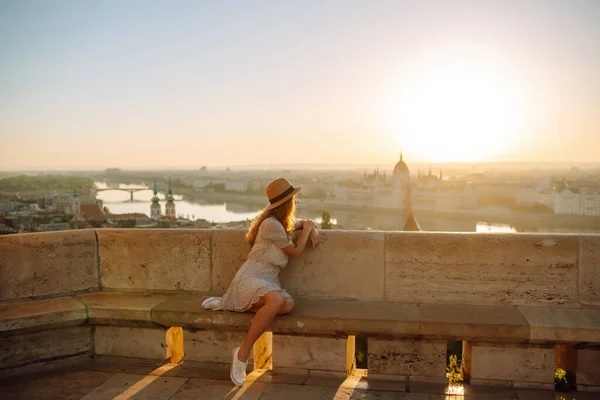 Νεαρή Τουρίστρια Απολαμβάνει Θέα Της Πόλης Ηλιοβασίλεμα Πίσω Όψη Τρόπος — Φωτογραφία Αρχείου