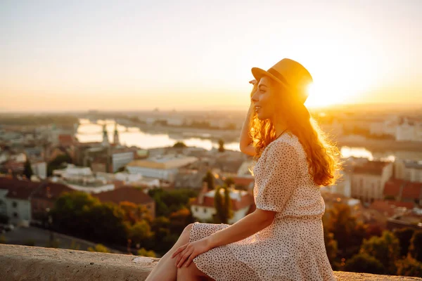 Portrait Young Woman Hat Sunset Enjoying View City Lifestyle Travel — Foto de Stock