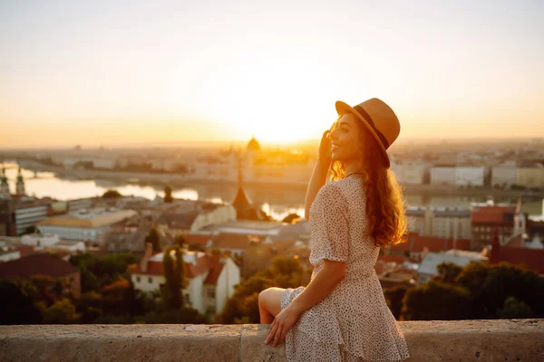 Portrait Young Woman Hat Sunset Enjoying View City Lifestyle Travel — Foto de Stock