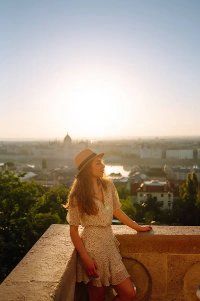 Portrait Young Woman Hat Sunset Enjoying View City Lifestyle Travel — Foto de Stock
