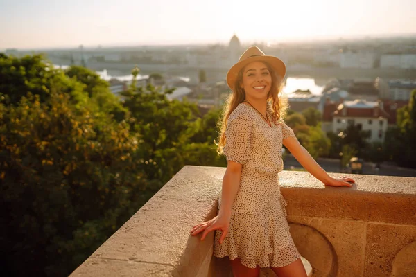 Retrato Una Joven Con Sombrero Atardecer Disfrutando Vista Ciudad Estilo — Foto de Stock