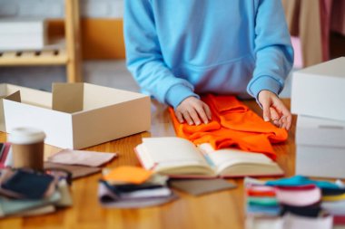 Masada bir paket hazırlamak için yakın plan. Çevrimiçi küçük işletme girişimcileri mağazada çalışıyor müşterilere dağıtmak için ürünler hazırlıyorlar. İndirme teslimat kavramı.