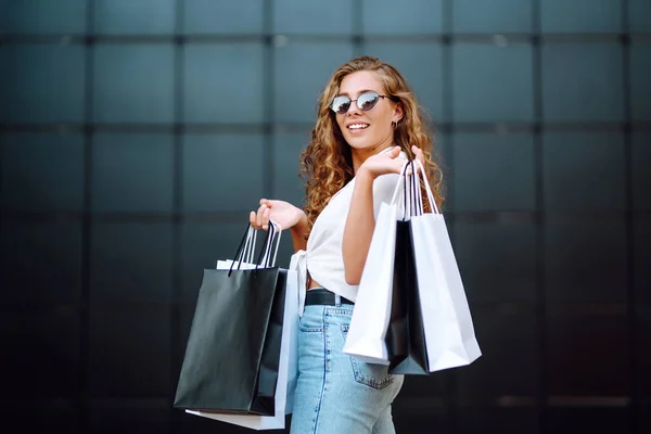 Молодая Женщина Пакетами Покупок Ходит Улице Летние Покупки Потребительство Продажа — стоковое фото