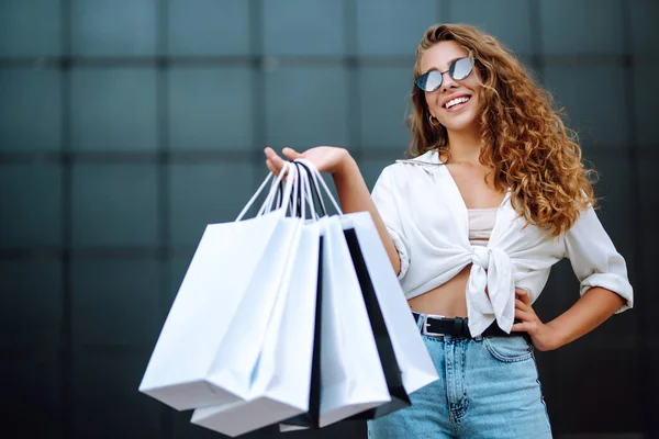 Mladá Žena Nákupními Taškami Kráčí Ulici Letní Nákupy Spotřebitelství Prodej — Stock fotografie