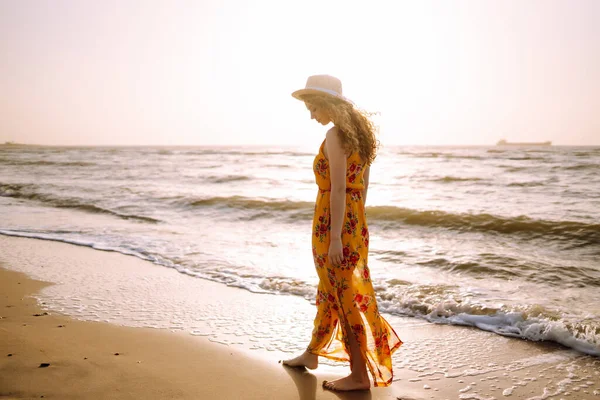 Stylish Woman Elegant Dress Posing Sea Summer Time Travel Weekend — ストック写真