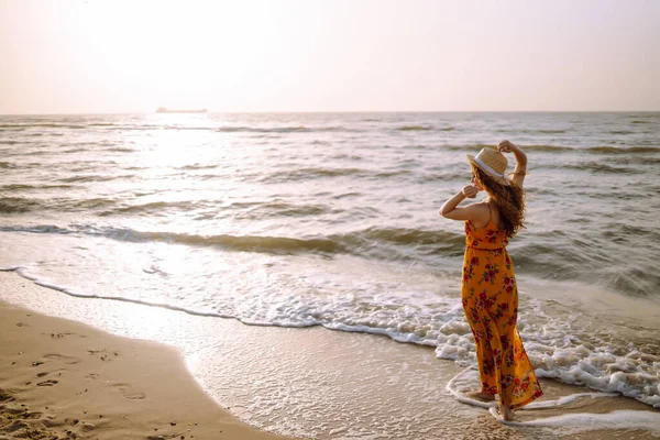 穿着雅致衣服的时髦女人在海边摆姿势 夏天的时候旅行 放松和生活方式概念 — 图库照片